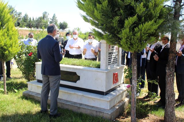 Kahta'da bayram öncesi şehit mezarlarına ziyaret Kahta'da bayram öncesi şehit mezarlarına ziyaret