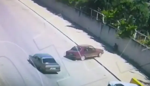 Kaldırımda gelen ölüm kameraya yansıdı Kaldırımda gelen ölüm kameraya yansıdı
