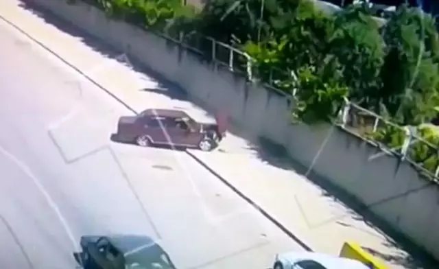 Kaldırımda gelen ölüm kameraya yansıdı Kaldırımda gelen ölüm kameraya yansıdı