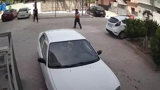 Kameraya yakalanan hırsızlar polisten kaçamadı: 3 kişi tutuklandı Kameraya yakalanan hırsızlar polisten kaçamadı: 3 kişi tutuklandı