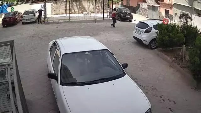 Kameraya yakalanan hırsızlar polisten kaçamadı: 3 kişi tutuklandı Kameraya yakalanan hırsızlar polisten kaçamadı: 3 kişi tutuklandı