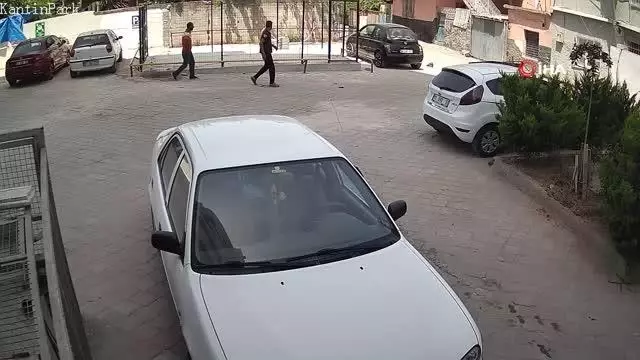 Kameraya yakalanan hırsızlar polisten kaçamadı: 3 kişi tutuklandı Kameraya yakalanan hırsızlar polisten kaçamadı: 3 kişi tutuklandı