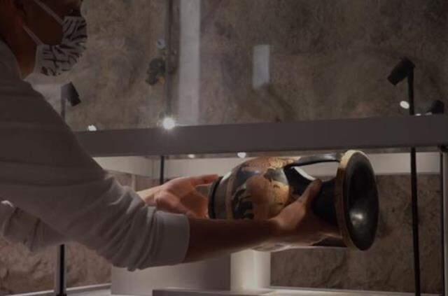 Kapağını Bakan Ersoy açmıştı! 2 bin 400 yıllık lahitin içinden servet çıktı