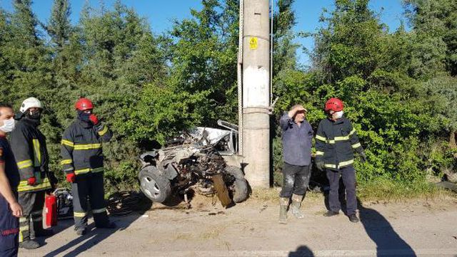 kartepe de otomobil elektrik diregine carpti 2 14129126 o