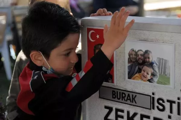 Kayseri'de şehitlikte hüzünlü bayramlaşma Kayseri'de şehitlikte hüzünlü bayramlaşma
