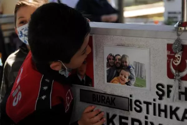 Kayseri'de şehitlikte hüzünlü bayramlaşma Kayseri'de şehitlikte hüzünlü bayramlaşma