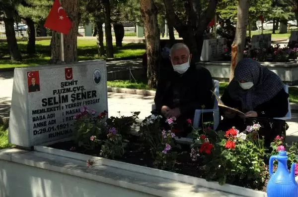Kayseri'de şehitlikte hüzünlü bayramlaşma Kayseri'de şehitlikte hüzünlü bayramlaşma