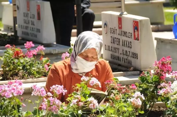 Kayseri'de şehitlikte hüzünlü bayramlaşma Kayseri'de şehitlikte hüzünlü bayramlaşma