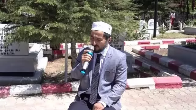 KIRIKKALE - Bayram arifesinde şehit kabirlerine hüzünlü ziyaret KIRIKKALE - Bayram arifesinde şehit kabirlerine hüzünlü ziyaret