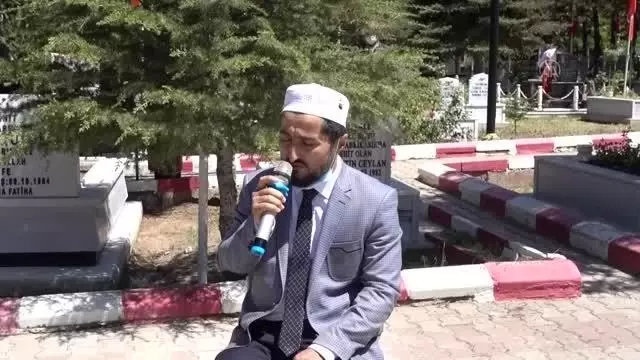 KIRIKKALE - Bayram arifesinde şehit kabirlerine hüzünlü ziyaret KIRIKKALE - Bayram arifesinde şehit kabirlerine hüzünlü ziyaret
