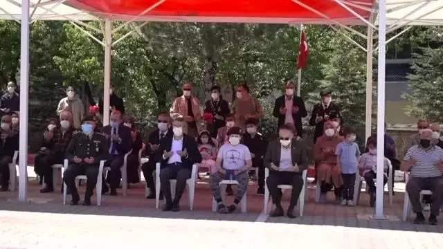 KIRIKKALE - Bayram arifesinde şehit kabirlerine hüzünlü ziyaret KIRIKKALE - Bayram arifesinde şehit kabirlerine hüzünlü ziyaret