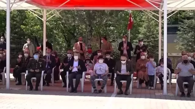 KIRIKKALE - Bayram arifesinde şehit kabirlerine hüzünlü ziyaret KIRIKKALE - Bayram arifesinde şehit kabirlerine hüzünlü ziyaret