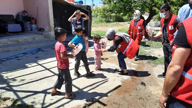 Kızılay'dan erken bayram coşkusu Kızılay'dan erken bayram coşkusu