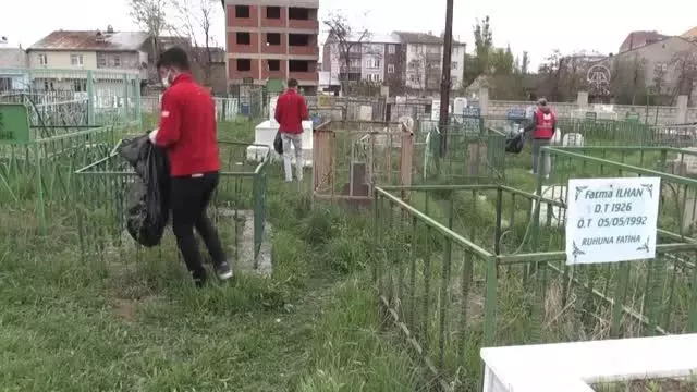 Kızılay gönüllüleri mezarları onarıp çevre temizliği yaptı Kızılay gönüllüleri mezarları onarıp çevre temizliği yaptı