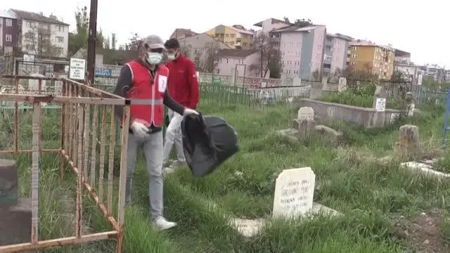 Kızılay gönüllüleri mezarları onarıp çevre temizliği yaptı Kızılay gönüllüleri mezarları onarıp çevre temizliği yaptı