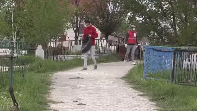 Kızılay gönüllüleri mezarları onarıp çevre temizliği yaptı Kızılay gönüllüleri mezarları onarıp çevre temizliği yaptı