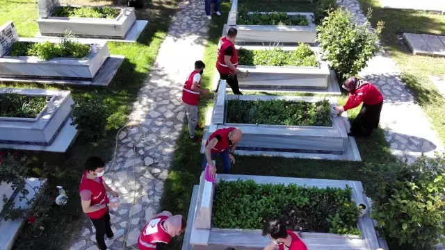 Son dakika haber: Kızılay gönüllülerinden Amasya şehitliğinde bayram temizliği Son dakika haber: Kızılay gönüllülerinden Amasya şehitliğinde bayram temizliği