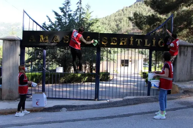Son dakika haber: Kızılay gönüllülerinden Amasya şehitliğinde bayram temizliği Son dakika haber: Kızılay gönüllülerinden Amasya şehitliğinde bayram temizliği