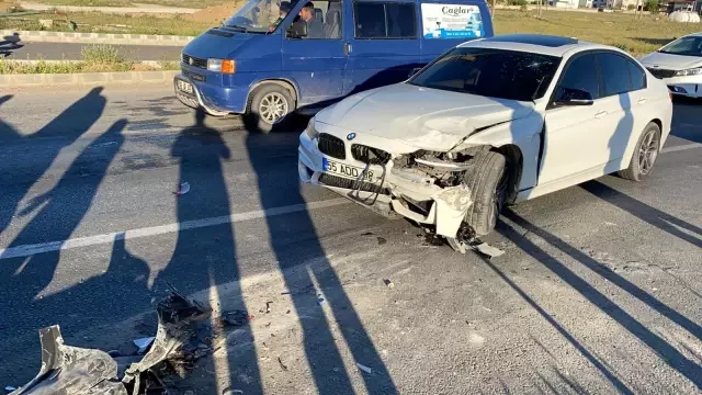 Kontrolden çıkan otomobil kırmızı ışıkta bekleyen 2 araca çarptı Kontrolden çıkan otomobil kırmızı ışıkta bekleyen 2 araca çarptı