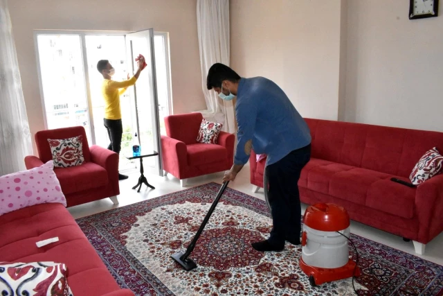 Mardin'de ihtiyaç sahibi yaşlı vatandaşların evlerinde bayram temizliği
