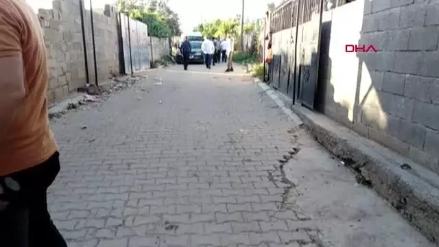 MERSİN ÇOCUKLARIN KAVGASINA AİLELER DE KARIŞTI: 1'İ POLİS 2 YARALI MERSİN ÇOCUKLARIN KAVGASINA AİLELER DE KARIŞTI: 1'İ POLİS 2 YARALI
