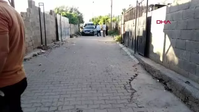 MERSİN ÇOCUKLARIN KAVGASINA AİLELER DE KARIŞTI: 1'İ POLİS 2 YARALI MERSİN ÇOCUKLARIN KAVGASINA AİLELER DE KARIŞTI: 1'İ POLİS 2 YARALI