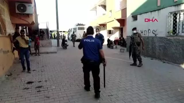 MERSİN ÇOCUKLARIN KAVGASINA AİLELER DE KARIŞTI: 1'İ POLİS 2 YARALI MERSİN ÇOCUKLARIN KAVGASINA AİLELER DE KARIŞTI: 1'İ POLİS 2 YARALI