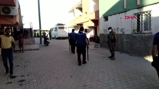 MERSİN ÇOCUKLARIN KAVGASINA AİLELER DE KARIŞTI: 1'İ POLİS 2 YARALI MERSİN ÇOCUKLARIN KAVGASINA AİLELER DE KARIŞTI: 1'İ POLİS 2 YARALI