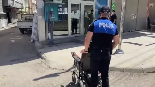 Polis, Engelliler Haftası dolayısıyla engellileri evlerinde ziyaret etti Polis, Engelliler Haftası dolayısıyla engellileri evlerinde ziyaret etti