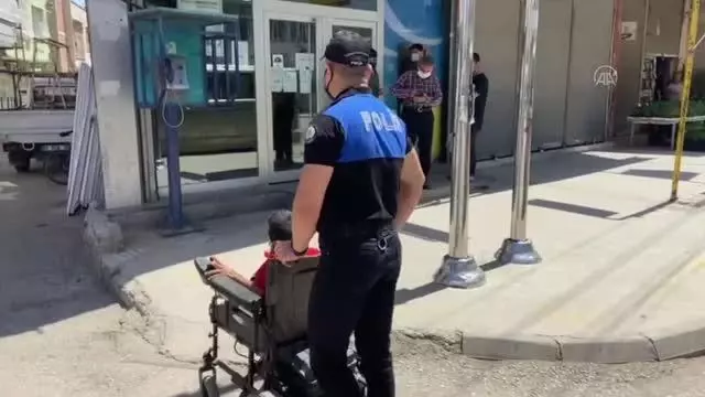 Polis, Engelliler Haftası dolayısıyla engellileri evlerinde ziyaret etti Polis, Engelliler Haftası dolayısıyla engellileri evlerinde ziyaret etti