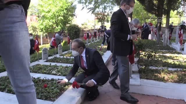 ramazan bayrami arifesinde sehitlik ziyaretle 14128771 o