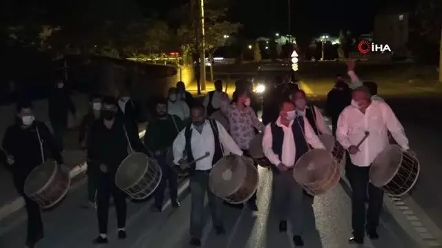 Ramazan'ın son sahurunda abdal şov Ramazan'ın son sahurunda abdal şov