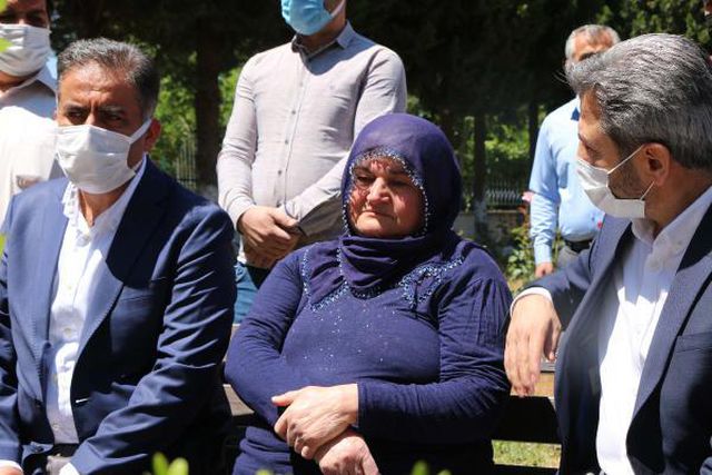Şanlıurfa'da Vali Çuhadar ve şehit ailelerinden şehitlik ziyareti Şanlıurfa'da Vali Çuhadar ve şehit ailelerinden şehitlik ziyareti