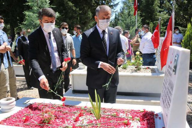 Şanlıurfa'da Vali Çuhadar ve şehit ailelerinden şehitlik ziyareti Şanlıurfa'da Vali Çuhadar ve şehit ailelerinden şehitlik ziyareti