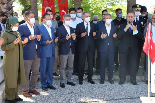 Şanlıurfa'da Vali Çuhadar ve şehit ailelerinden şehitlik ziyareti Şanlıurfa'da Vali Çuhadar ve şehit ailelerinden şehitlik ziyareti