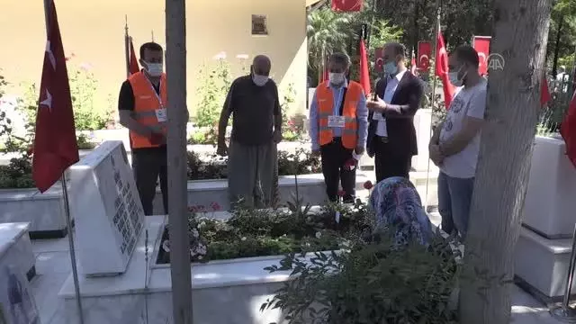 Adana, Hatay ve Osmaniye'de şehitlik ziyaretleri yapıldı Adana, Hatay ve Osmaniye'de şehitlik ziyaretleri yapıldı