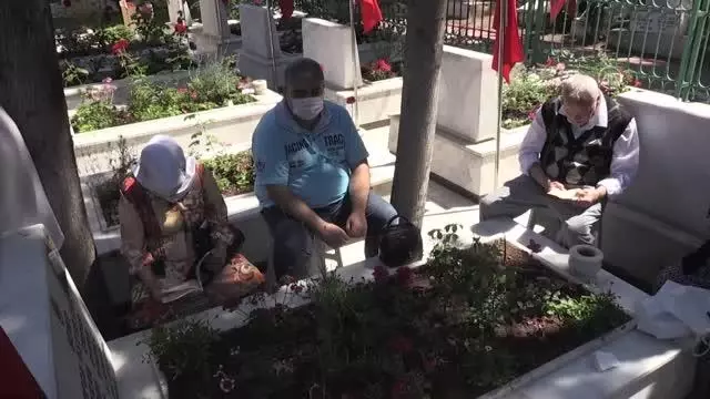 Adana, Hatay ve Osmaniye'de şehitlik ziyaretleri yapıldı Adana, Hatay ve Osmaniye'de şehitlik ziyaretleri yapıldı