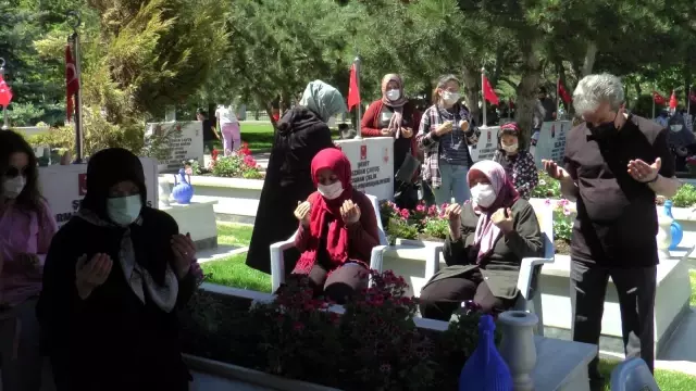 Şehit çocuğu bayram ziyaretinde babasının kabrine en sevdiği oyuncağını bıraktı Şehit çocuğu bayram ziyaretinde babasının kabrine en sevdiği oyuncağını bıraktı