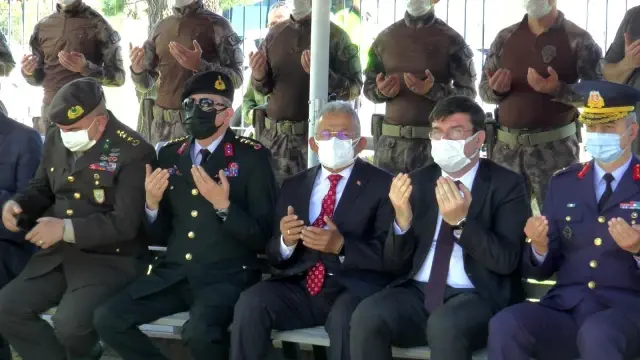 Şehit çocuğu bayram ziyaretinde babasının kabrine en sevdiği oyuncağını bıraktı Şehit çocuğu bayram ziyaretinde babasının kabrine en sevdiği oyuncağını bıraktı
