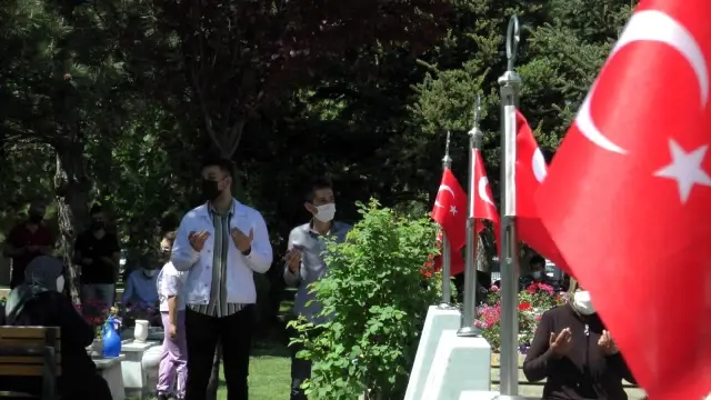 Şehit çocuğu bayram ziyaretinde babasının kabrine en sevdiği oyuncağını bıraktı Şehit çocuğu bayram ziyaretinde babasının kabrine en sevdiği oyuncağını bıraktı