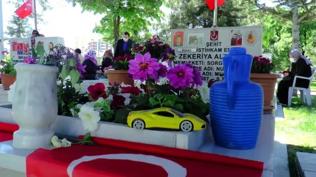 Şehit çocuğu bayram ziyaretinde babasının kabrine en sevdiği oyuncağını bıraktı Şehit çocuğu bayram ziyaretinde babasının kabrine en sevdiği oyuncağını bıraktı
