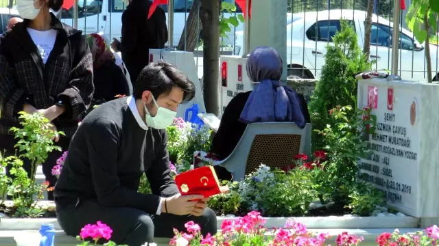 Şehit çocuğu bayram ziyaretinde babasının kabrine en sevdiği oyuncağını bıraktı Şehit çocuğu bayram ziyaretinde babasının kabrine en sevdiği oyuncağını bıraktı