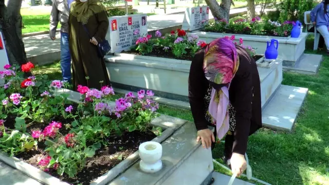 Şehit çocuğu bayram ziyaretinde babasının kabrine en sevdiği oyuncağını bıraktı Şehit çocuğu bayram ziyaretinde babasının kabrine en sevdiği oyuncağını bıraktı