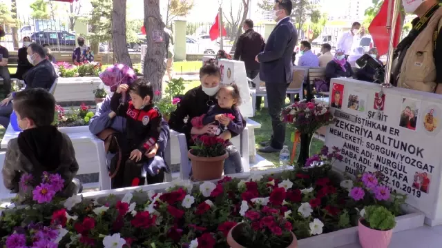 Şehit çocuğu bayram ziyaretinde babasının kabrine en sevdiği oyuncağını bıraktı Şehit çocuğu bayram ziyaretinde babasının kabrine en sevdiği oyuncağını bıraktı