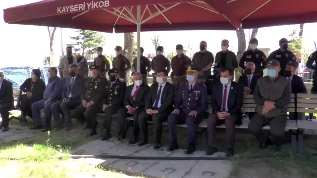Şehit çocuğu bayram ziyaretinde babasının kabrine en sevdiği oyuncağını bıraktı Şehit çocuğu bayram ziyaretinde babasının kabrine en sevdiği oyuncağını bıraktı
