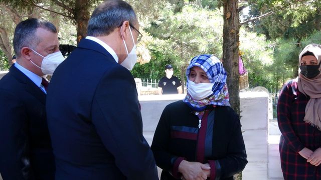 sehitliklerde buruk bayram arifesi 7 14128187 o