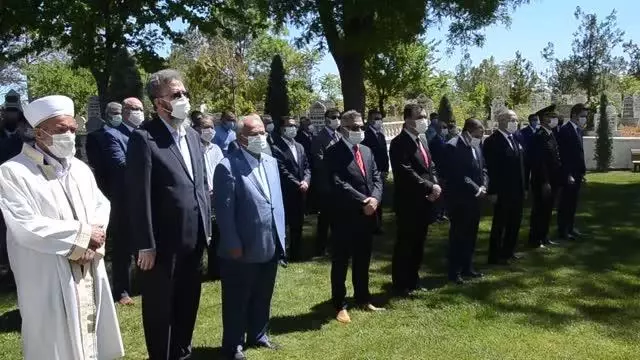 Şehitliklerde hüzünlü bayram arifesi Şehitliklerde hüzünlü bayram arifesi