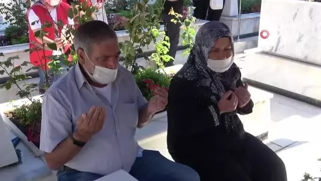 Son dakika haberleri: Şehitlikte duygulandıran bayramlaşma... Bayramda elini öpemediği babasının mezar taşını öptü Son dakika haberleri: Şehitlikte duygulandıran bayramlaşma... Bayramda elini öpemediği babasının mezar taşını öptü