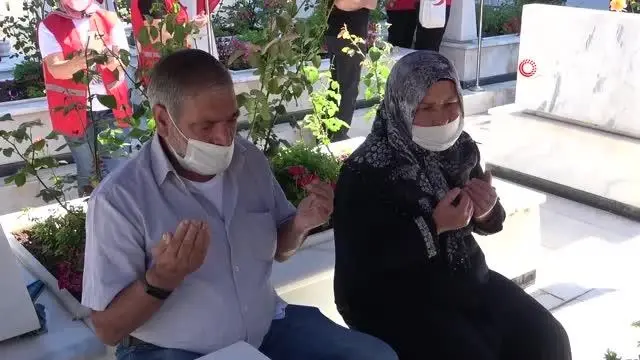 Son dakika haberleri: Şehitlikte duygulandıran bayramlaşma... Bayramda elini öpemediği babasının mezar taşını öptü Son dakika haberleri: Şehitlikte duygulandıran bayramlaşma... Bayramda elini öpemediği babasının mezar taşını öptü