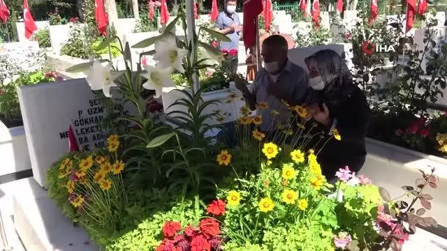 Son dakika haberleri: Şehitlikte duygulandıran bayramlaşma... Bayramda elini öpemediği babasının mezar taşını öptü Son dakika haberleri: Şehitlikte duygulandıran bayramlaşma... Bayramda elini öpemediği babasının mezar taşını öptü